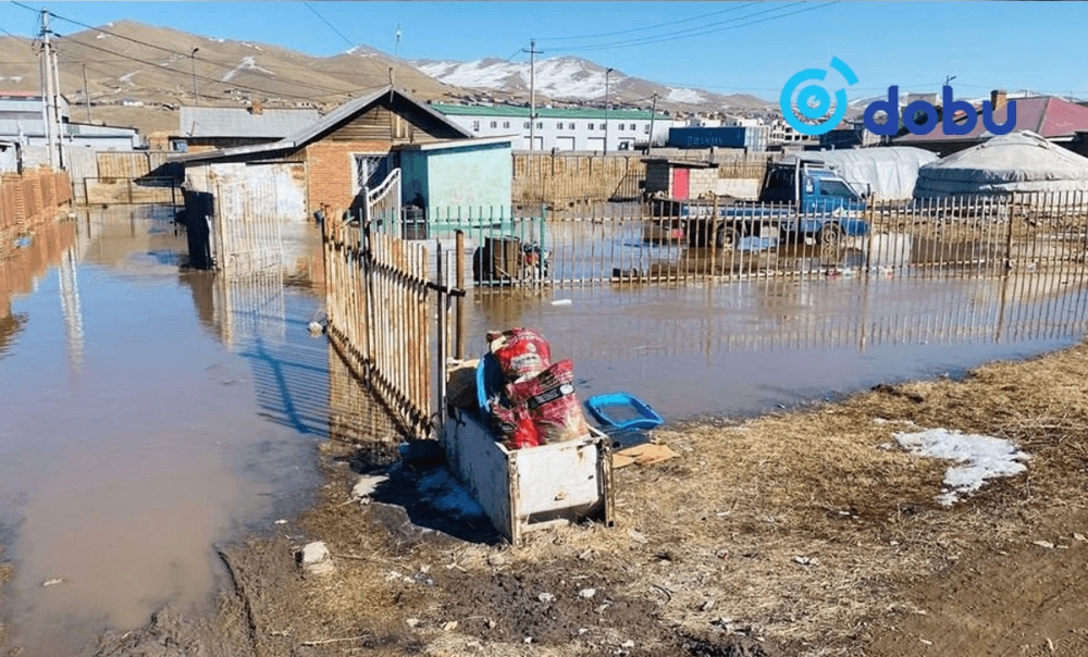 Шар усны үер сургууль, орон сууцны зоорийн давхар, айл өрхүүдийг гудамжаар нь усанд автуулж байна