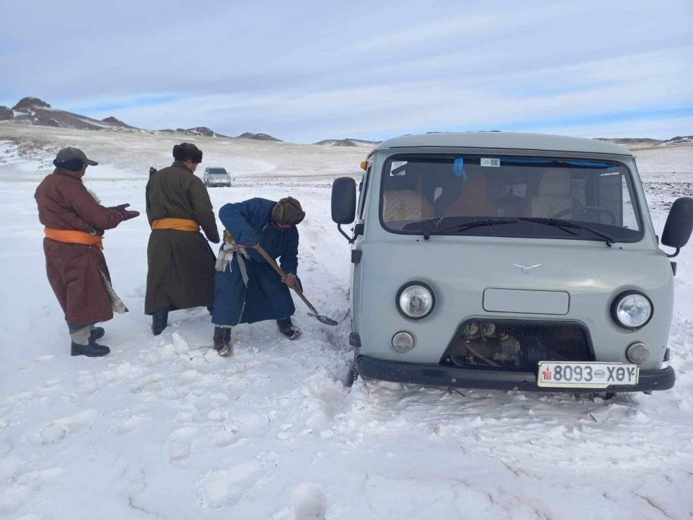 Хөдөлмөр, халамжийн үйлчилгээний ерөнхий газрын алба хаагчид хаваржилт хүндэрсэн аймаг, сумдад ажиллаа