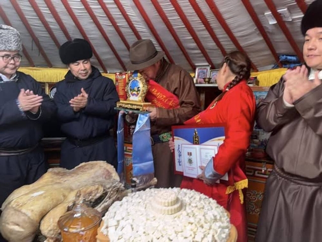 Өмнөговь аймгийн Ханбогд сумын малчин Х.Энхбатын гэр бүл Монгол Улсын "АВАРГА МАЛЧИН" боллоо