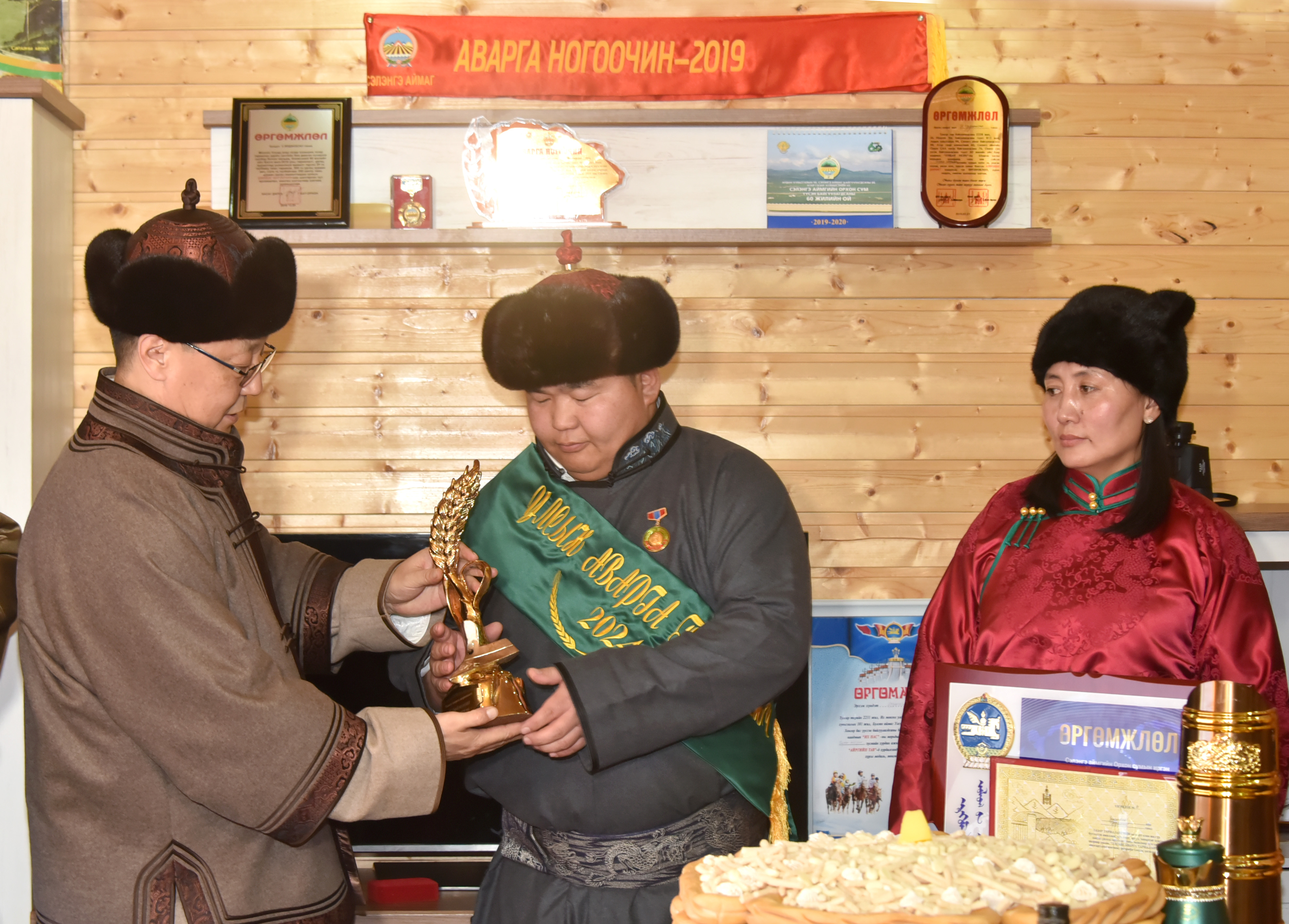 "Улсын аварга тариаланч" У.Эрдэнэсан, гэргий Ж.Алтантуяагийн хамт шагналаа гардан авч буй агшин.