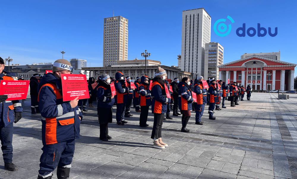 Орон сууц нийтийн аж ахуйн удирдах газрын ажилчид жагсаж байна