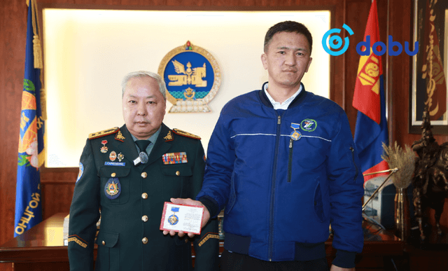 Хүний амь аварсан жолооч Д.Азжаргалыг “Онцгой үйлстэн” тэмдгээр шагналаа