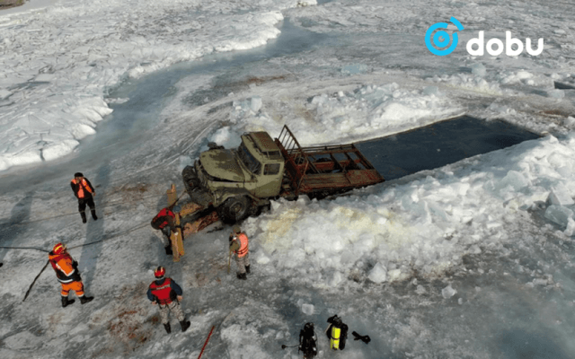 Хөвсгөл нуурт живсэн “Зил 131” автомашиныг 23 метрийн гүнээс татан гаргалаа