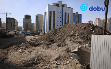 Барилгын компаниуд нийтийн эзэмшлийн талбайд их хэмжээний шороо овоолжээ