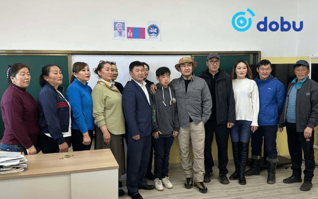 МУСТА А.Хаянхярваа аавынхаа төгссөн сургуульд 18 сая төгрөгийн үнэ бүхий сурагчийн сандал, ширээ хандивлажээ