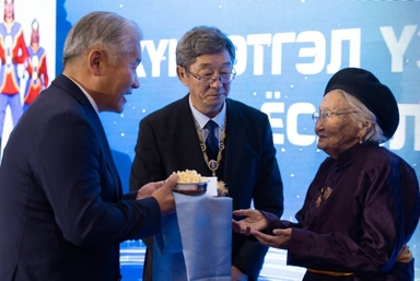 Хөдөлмөрийн баатар А.Дулмаа, “Чингис хаан” одонт С.Нарангэрэл нарт хүндэтгэл үзүүлжээ