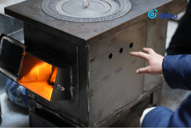 Зорилтот бүлгийн айлуудад шинэ зуух суурилуулж байна