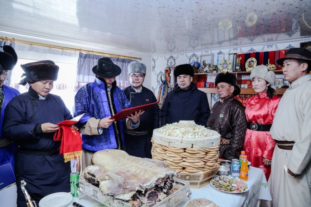 Өмнөговь аймгийн Манлай сумын малчин Д.Чойсүэнгийн гэр бүл Монгол Улсын “АВАРГА МАЛЧИН” боллоо