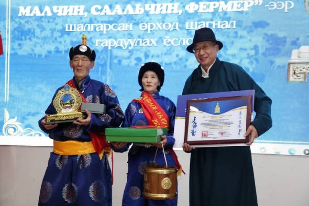 Хөвсгөл аймгийн Галт сумын малчин Д.Бат-Очир түүний гэр бүл улсын аварга малчин боллоо
