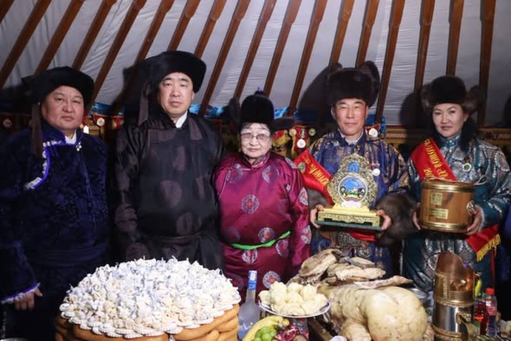 Хэнтий аймгийн Цэнхэрмандал сумын малчин Ч.Даваацэрэн, түүний гэргий Д.Дашдаваагийн өрх гэр бүл “УЛСЫН ХОШОЙ АВАРГА МАЛЧИН” боллоо