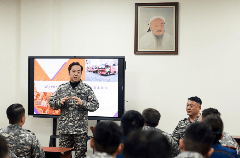 НИТХ-ын дарга А.Баяр Нийслэлийн онцгой байдлын алба хаагчидтай уулзаж, ярилцлаа