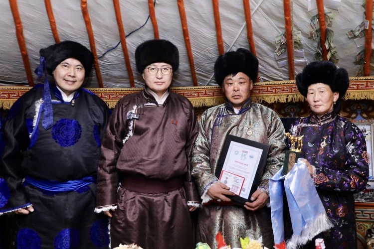 Бөхмөрөн сумын Хар алтат багаас “Алтан тугал”-ын эзэн тодорлоо