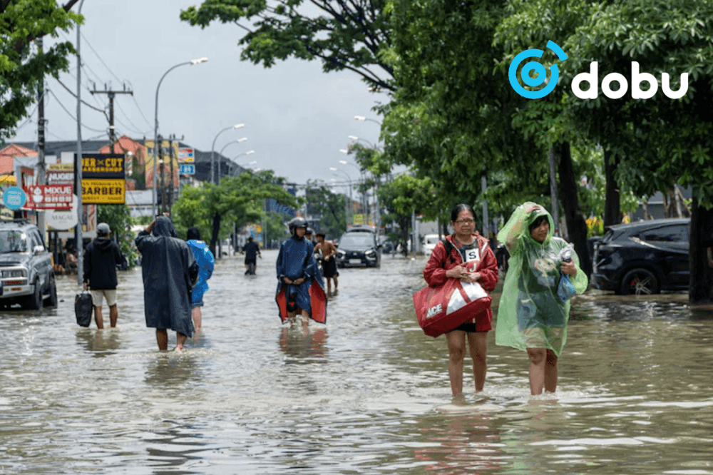 Бали аралд хүчтэй үер болж, жуулчдыг нүүлгэн шилжүүлж, том могой үерт автсан гудамжаар сэлжээ