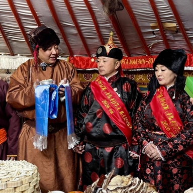 Сэлэнгэ аймгийн Баянгол сумын малчин Б.Ядамжавын гэр бүл “УЛСЫН АВАРГА МАЛЧИН” боллоо 