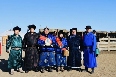 Хэнтий аймгийн Дархан сумын малчин Ш.Амгаланбаатарын өрх гэр бүл “УЛСЫН АВАРГА МАЛЧИН” боллоо
