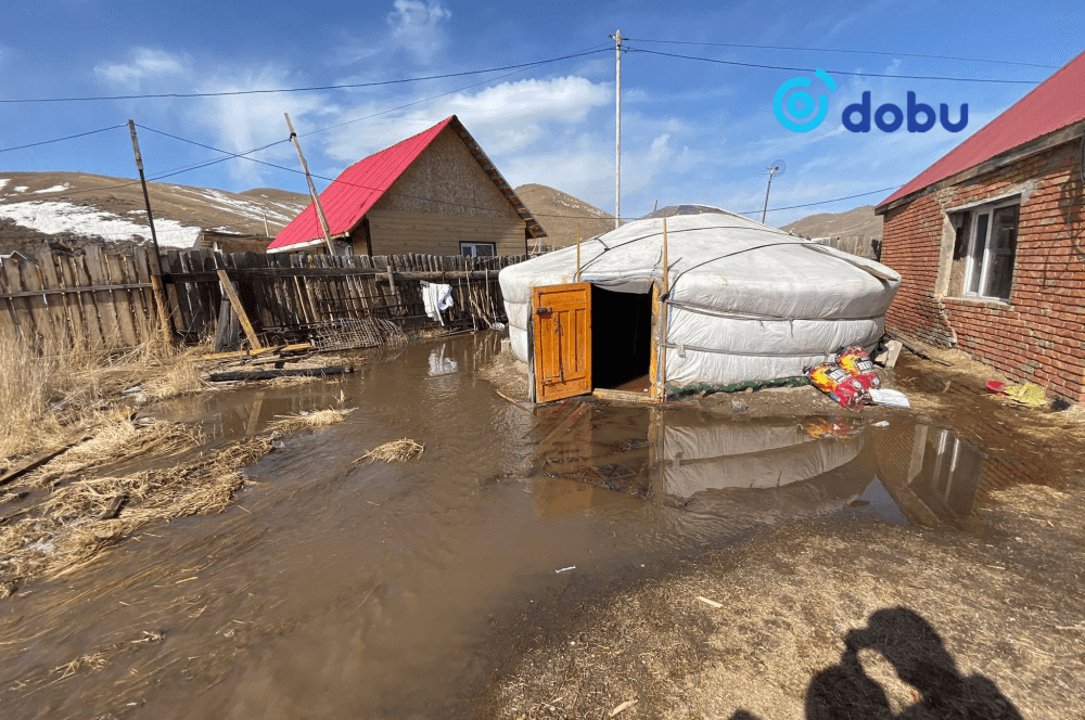 Айлын гэрийн доороос булаг ундарч хашаа нь усанд автжээ