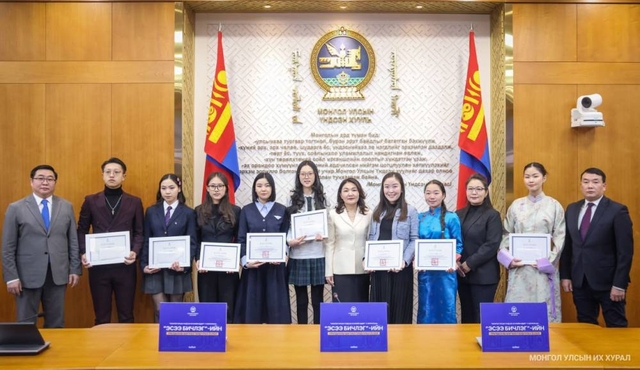 “Монгол Улсын Үндсэн хуулийн өдөр”-т зориулсан эсээ бичлэгийн уралдааны шилдгүүдэд шагнал гардуулав