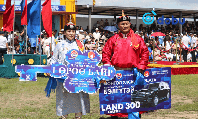 Улсын харцага М.Бэлгүтэйг "Land300" автомашинаар, Монгол Улсын мэргэн Ч.Гандавааг нэг өрөө байраар мялаалаа