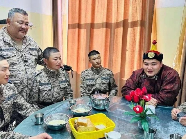 Тэргүүн Богд дэвжээ”-ний бөхчүүд Зэвсэгт хүчний 339 дүгээр ангид зочиллоо