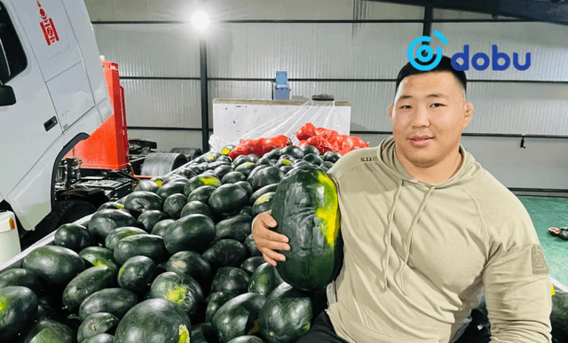 Улсын аварга О.Хангай төрөлх нутгийнхаа ойн барилдааны үзэгчдээс 1 тонн тарвасны 9 азтан тодруулна