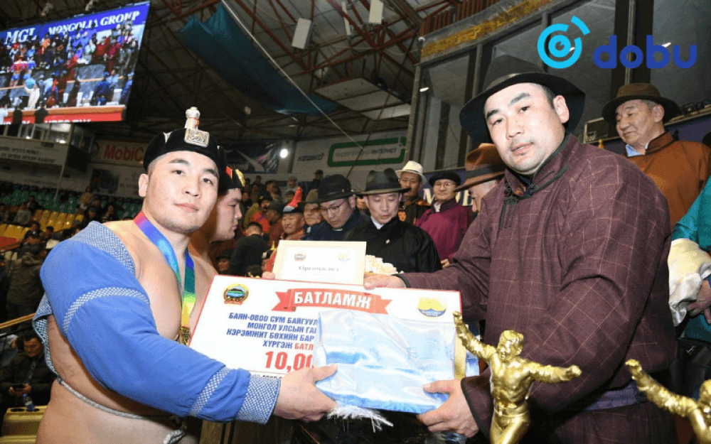 Баянхонгор аймгийн Баян-Овоо сумын 80 жилийн ойн барилдаанд аймгийн арслан М.Баасанжав түрүүлжээ