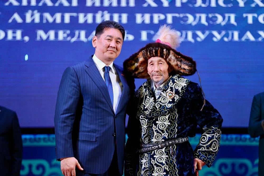 Ерөнхийлөгч У.Хүрэлсүх Наурызын баярыг тохиолдуулан төрийн дээд цол хүртээлээ