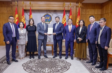 Монгол Улсын Их Хурлын чуулганы хуралдааны дэгийн тухай хуульд нэмэлт, өөрчлөлт оруулах тухай хуулийн төслийг өргөн барилаа