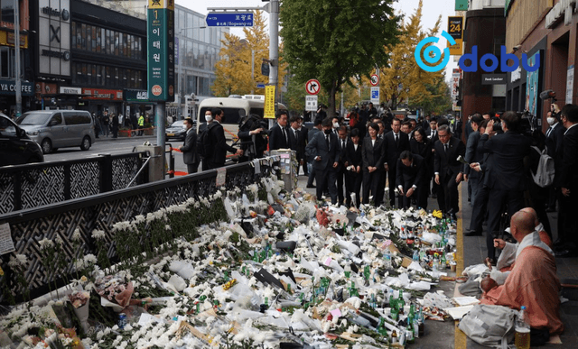 Итаевон дүүрэгт болсон эмгэнэлт явдлын гурван жилийн ойг тохиолдуулан цэцэг өргөжээ