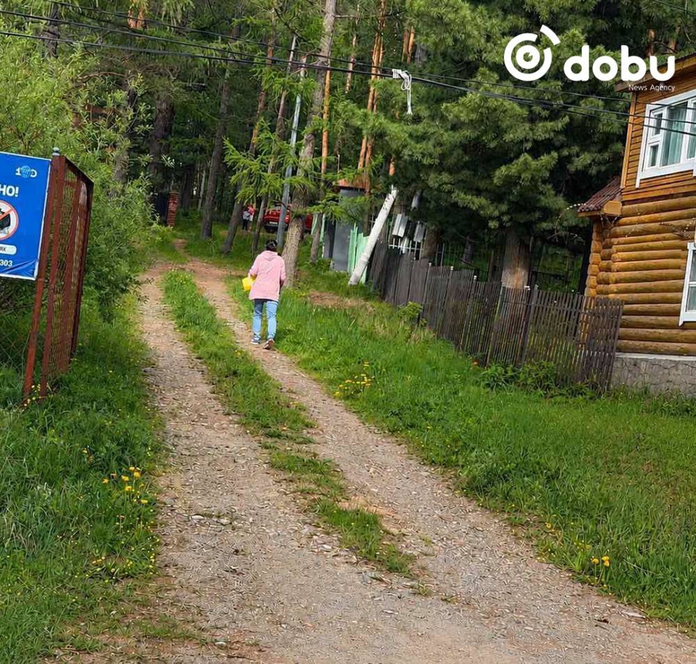 Нийслэлийн ногоон бүсэд иргэдийн зорчих замыг хаасан хашааг буулгаж байна