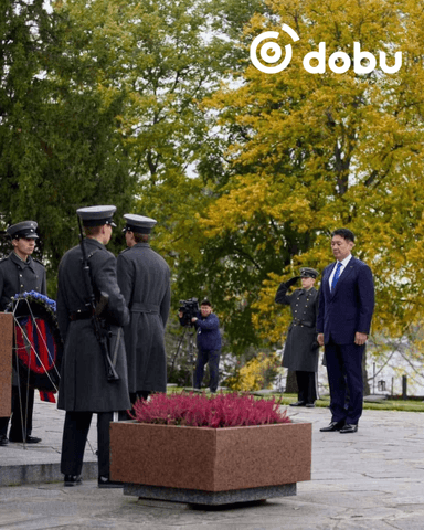 Ерөнхийлөгч У.Хүрэлсүх Хиетаниеми цогцолборт цэцэг өргөлөө