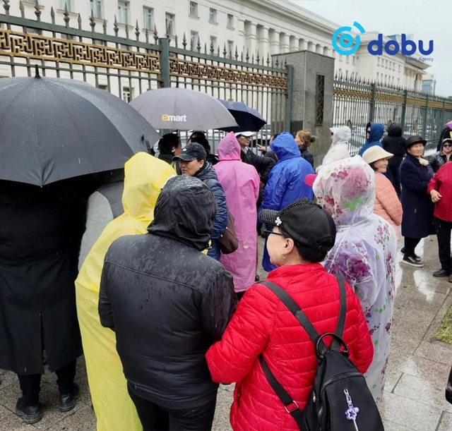 Чуулганы хуралдаа суухгүй байгаа гишүүдийг эргүүлж татахыг шаардсан иргэдийн жагсаал үргэлжилж байна