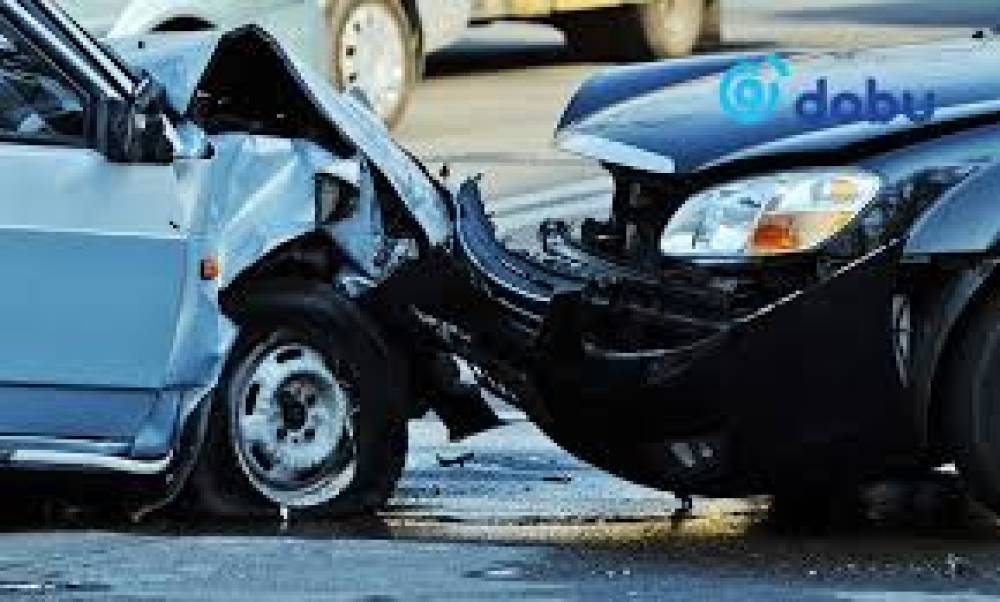 Автомашины бүхээгт хавчуулагдсан иргэнийг эсэн мэнд гаргажээ