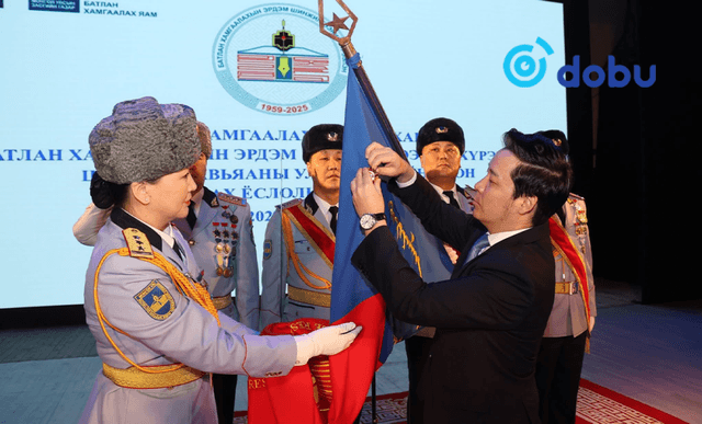 "Батлан хамгаалахын эрдэм шинжилгээний хүрээлэн"-г Цэргийн гавьяаны улаан тугийн одонгоор шагнав