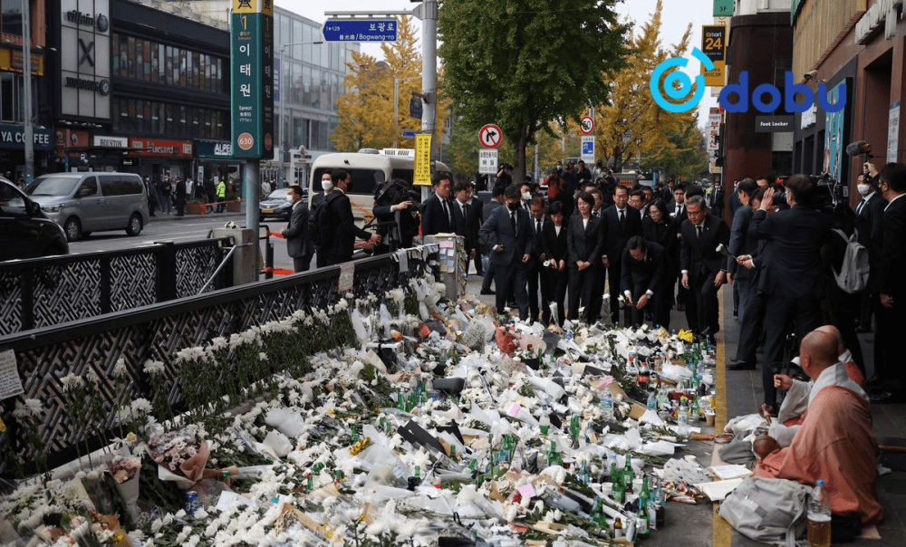 Итаевон дүүрэгт болсон эмгэнэлт явдлын гурван жилийн ойг тохиолдуулан цэцэг өргөжээ